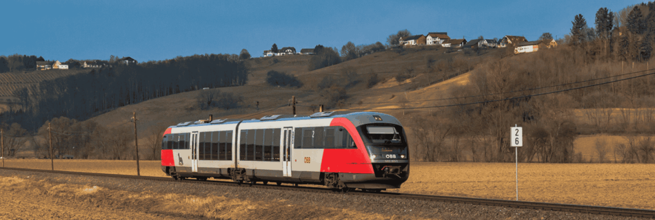 Zug der Thermenbahn in der Oststeiermark zwischen Hartberg und Fehring