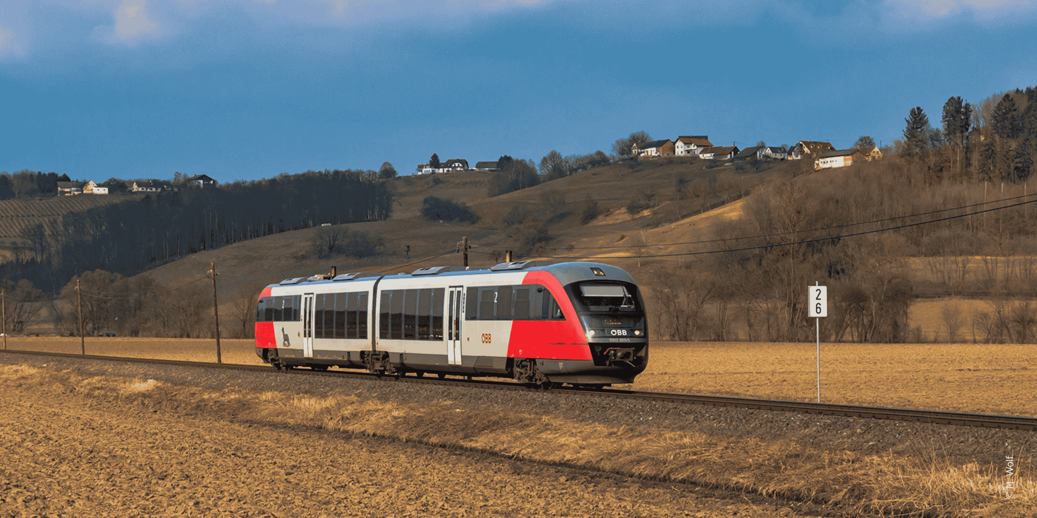Zug der Thermenbahn in der Oststeiermark zwischen Hartberg und Fehring