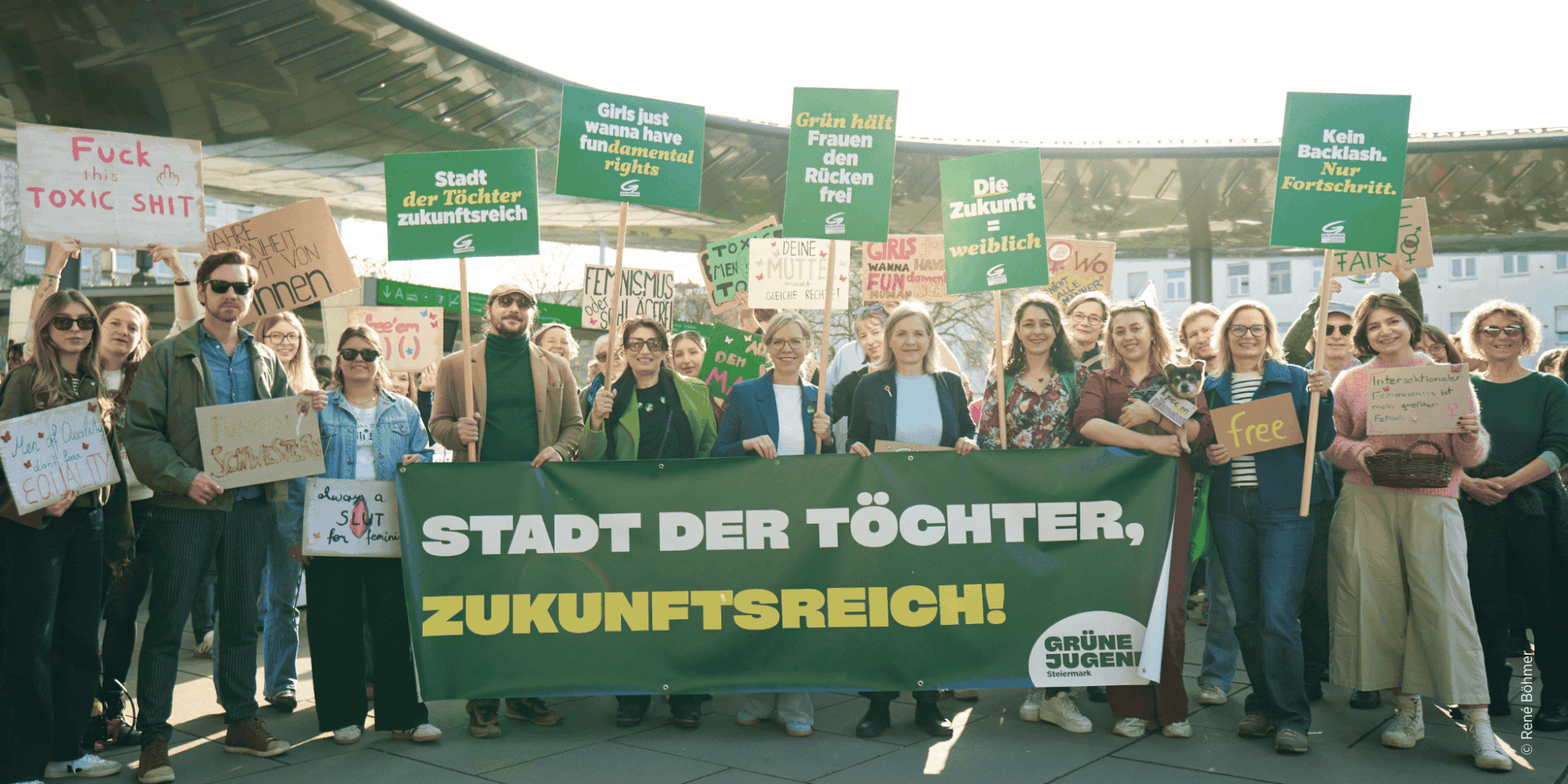 Grüne Politikerinnen Gewessler, Schwentner und Krautwaschl bei der Frauendemo in Graz