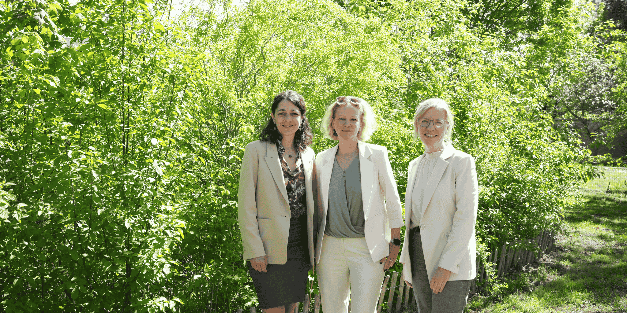 Sandra Krautwaschl, Leonore Gewessler und Ruth Jaroschka vor Tiny Forest in Graz