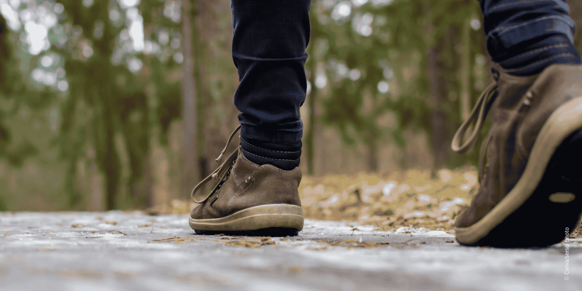 Person geht auf einem Gehweg entlang einer Straße – Symbolbild für sichere Gehwege und Fußverkehr