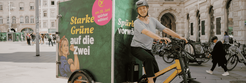Judith Schwentner mit dem neuen Lastenrad der Grazer Grünen am Grazer Hauptplatz