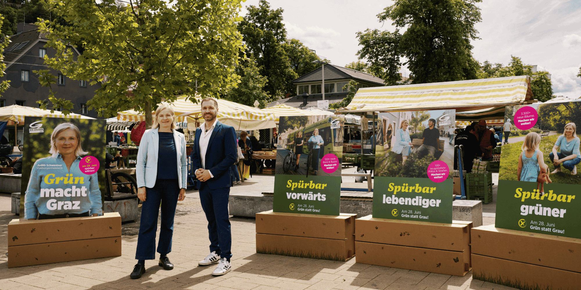 Judith Schwentner und Timon Scheuer präsentieren die neuen Wahlplakate der Grazer Grünen zur Gemeinderatswahl