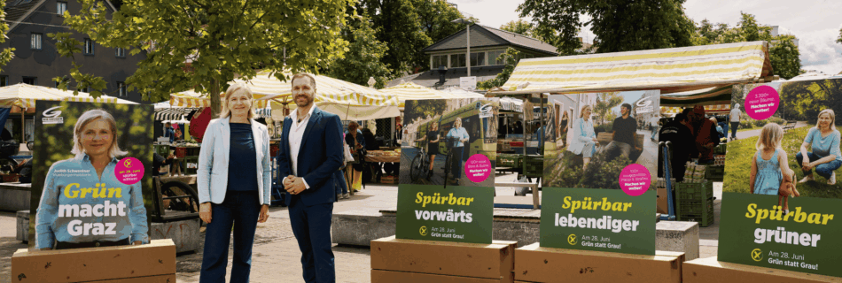 Judith Schwentner und Timon Scheuer präsentieren die neuen Wahlplakate der Grazer Grünen zur Gemeinderatswahl
