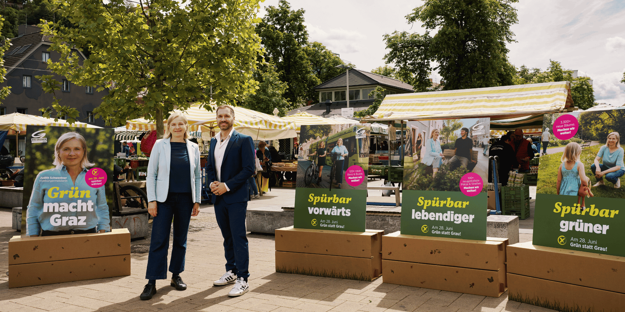 Judith Schwentner und Timon Scheuer präsentieren die neuen Wahlplakate der Grazer Grünen zur Gemeinderatswahl