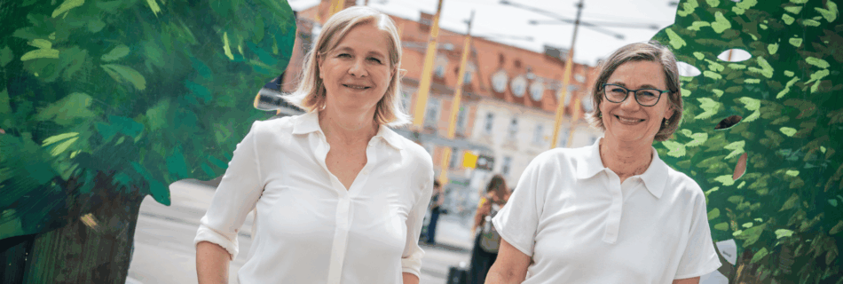 Judith Schwentner und Alexandra Würz-Stalder präsentieren Initiative Grün verbindet Graz am Jakominiplatz, Bäume im Hintergrund