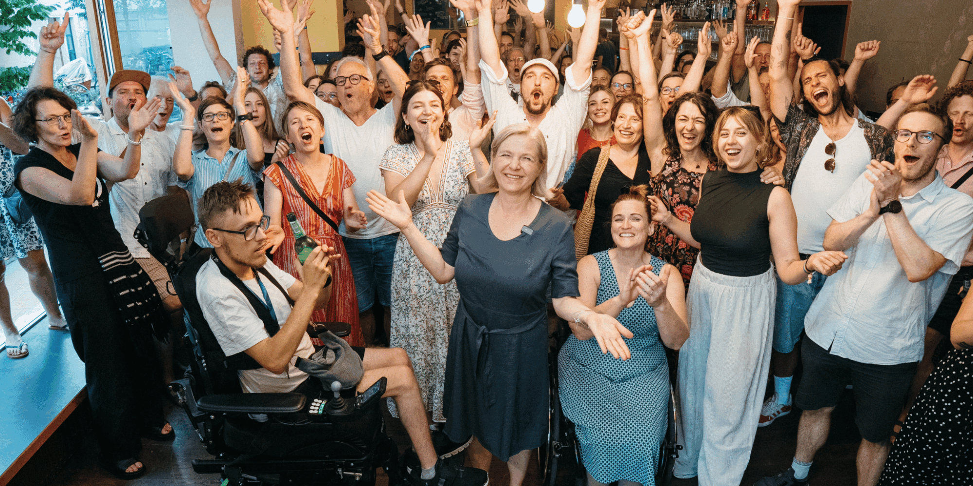 Judith Schwentner mit dem Grünen Graz-Team, feierlich und ausgelassen nach dem Wahlergebnis 2026