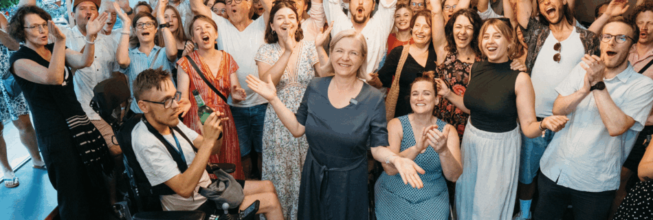 Judith Schwentner mit dem Grünen Graz-Team, feierlich und ausgelassen nach dem Wahlergebnis 2026