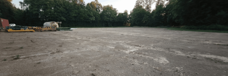 Planierte Freifläche mit Baumaschinen und Lagermaterial am Waldrand in Sulzegg