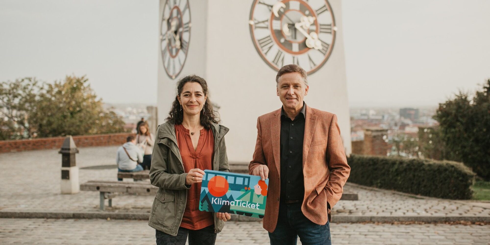 Zu sehen sind Klubobfrau Sandra Krautwaschl und Verkehrssprecher Lambert Schönleitner mit einem Schild eines Klimatickets.