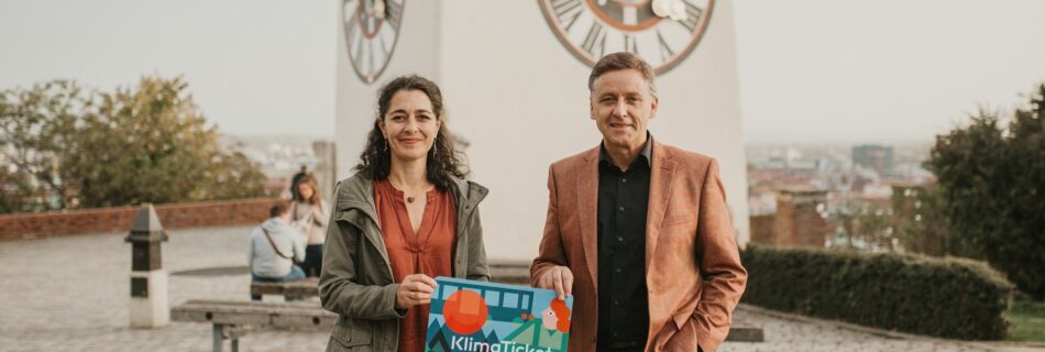 Zu sehen sind Klubobfrau Sandra Krautwaschl und Verkehrssprecher Lambert Schönleitner mit einem Schild eines Klimatickets.