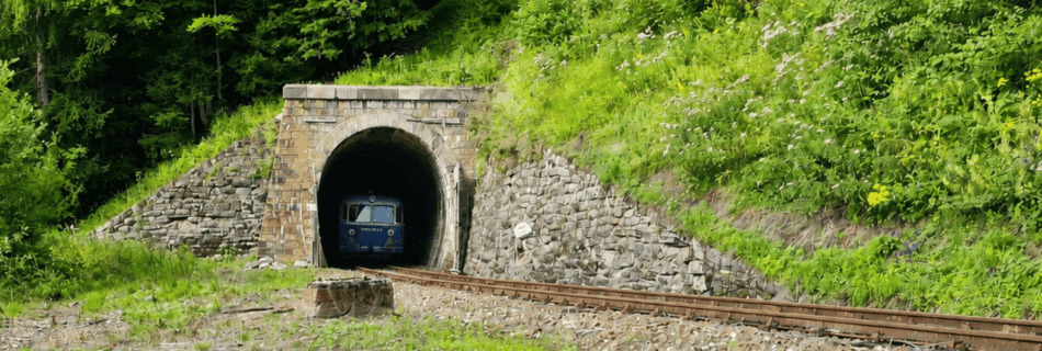 Die Erzbergbahn fährt aus einem Tunnel