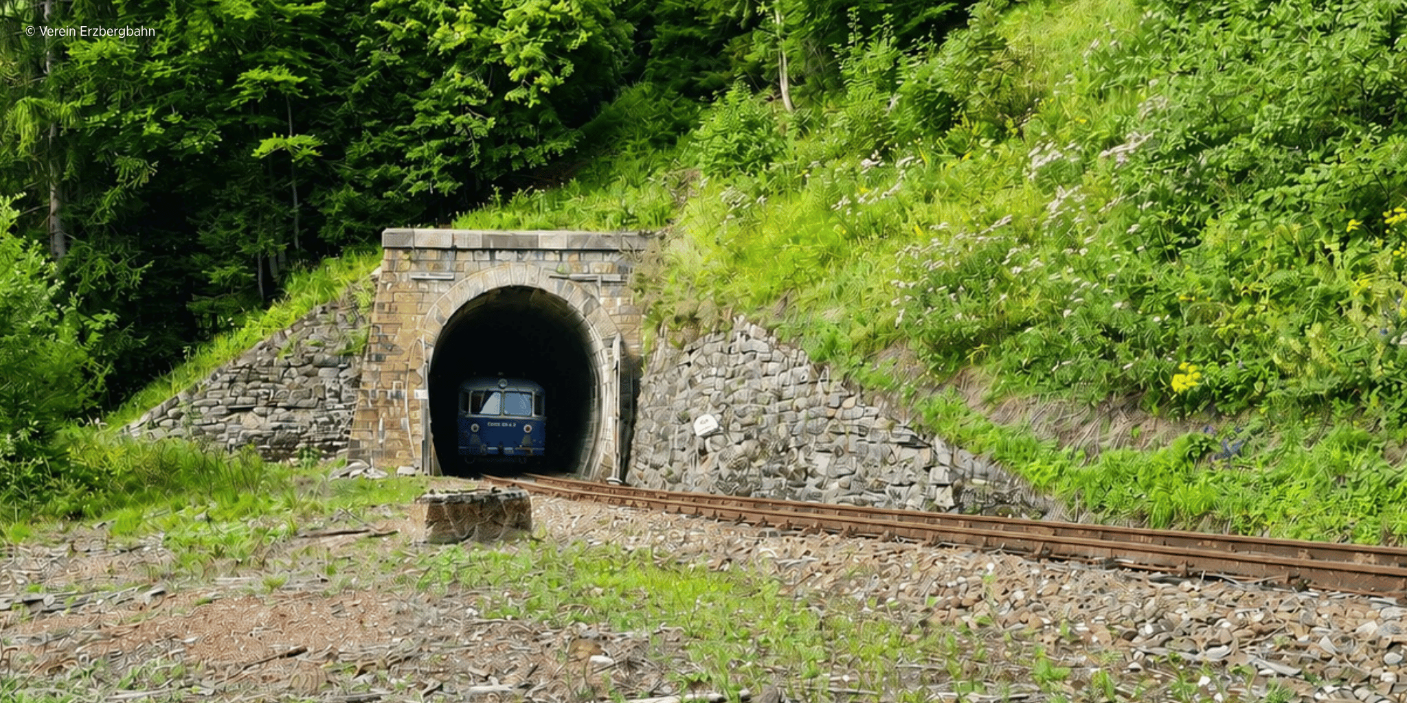 Die Erzbergbahn fährt aus einem Tunnel