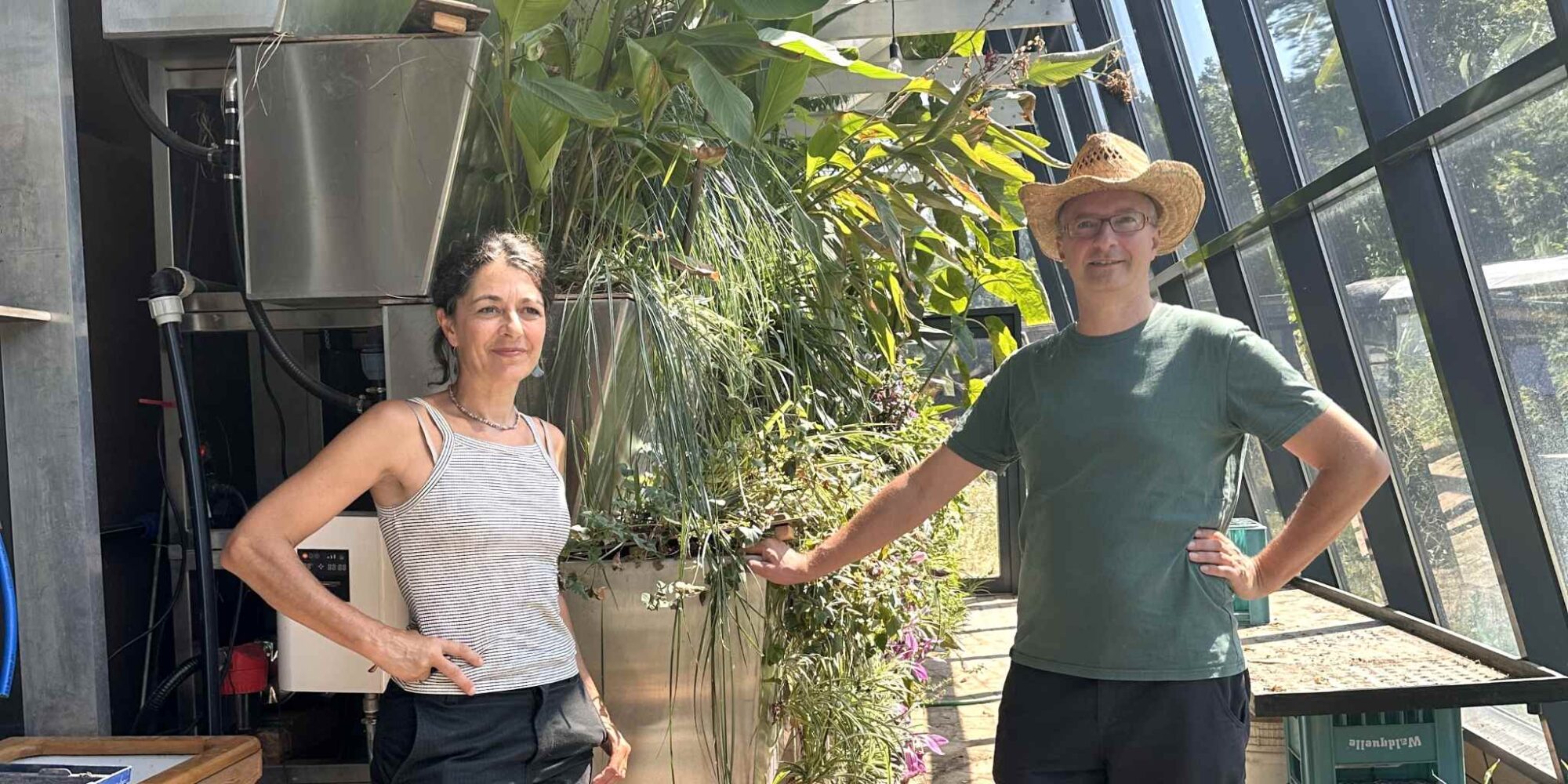 Klubobfrau Sandra Krautwaschl und Gemeinderat Ernst Heuberger stehen vor der Pflanzen-Kläranlage des Vereins Cambium in Fehring