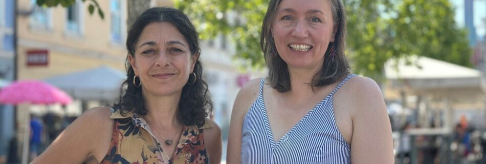 Zu sehen sind Klubobfrau Sandra Krautwaschl und Gemeinderätin Susanne Sinz vor einem neu gepflanzten Baum am Hauptplatz von Leoben