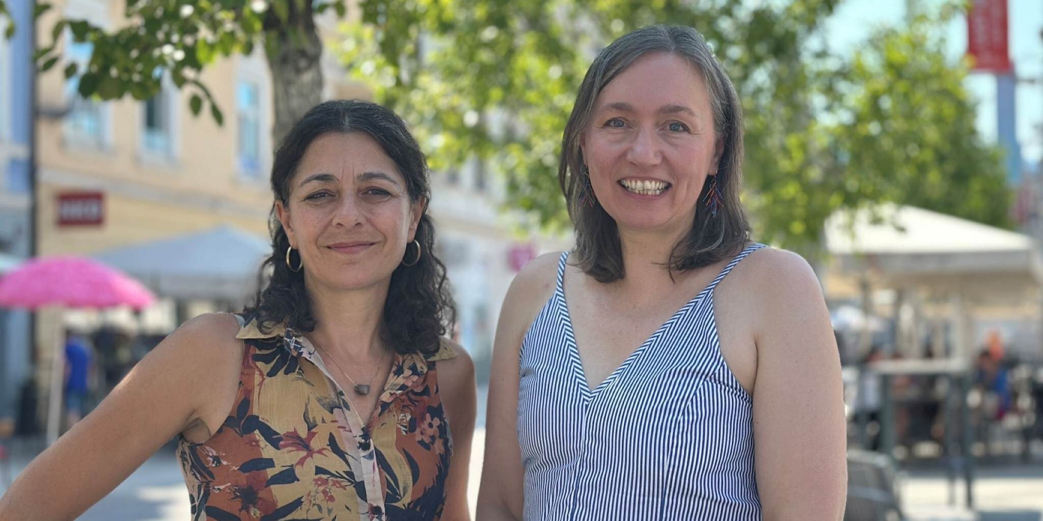 Zu sehen sind Klubobfrau Sandra Krautwaschl und Gemeinderätin Susanne Sinz vor einem neu gepflanzten Baum am Hauptplatz von Leoben