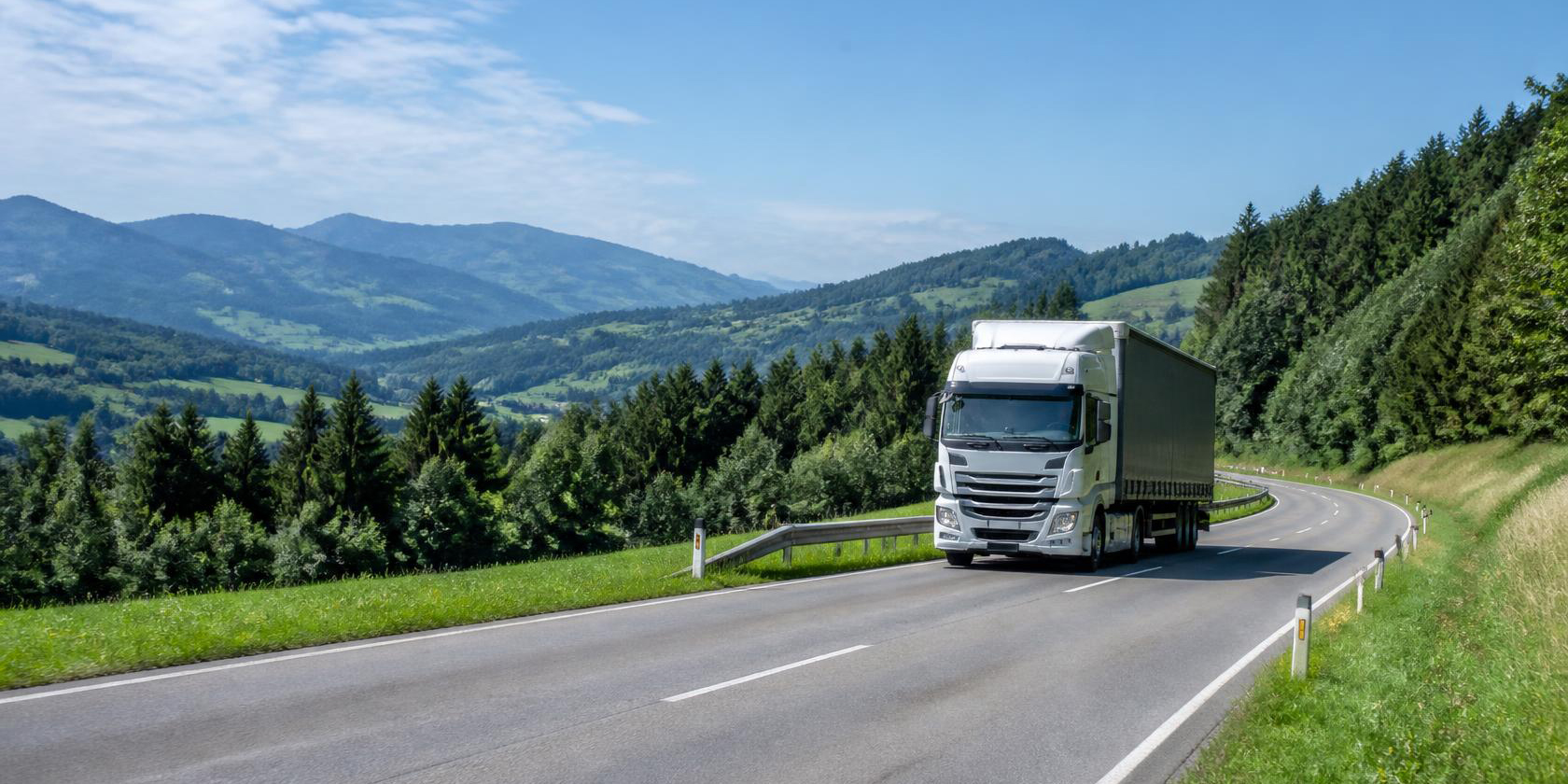 Weißer Lkw auf einer Landesstraße durch eine grüne steirische Hügellandschaft; Mit künstlicher Intelligenz generiertes Symbolbild