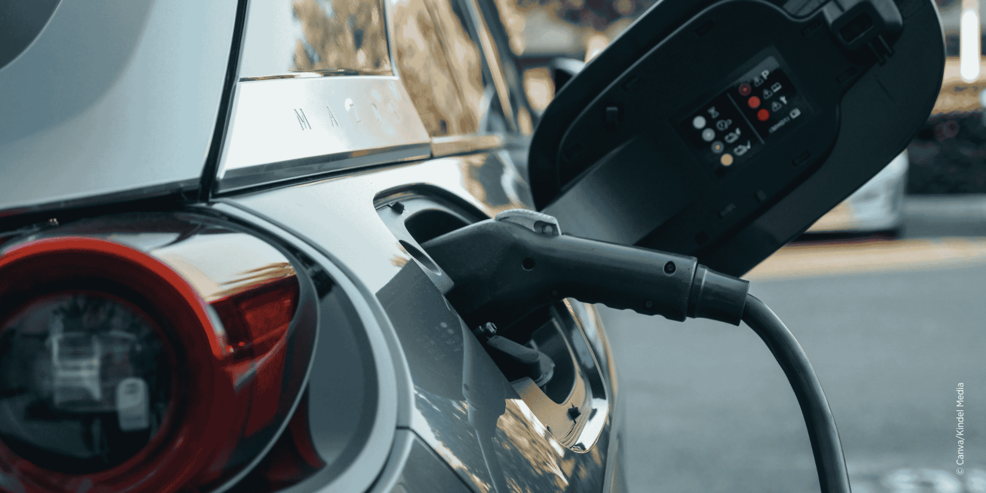 Ladestecker im Anschluss eines Elektroautos – Sinnbild für die E-Mobilität in der Steiermark