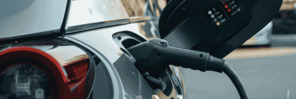 Ladestecker im Anschluss eines Elektroautos – Sinnbild für die E-Mobilität in der Steiermark