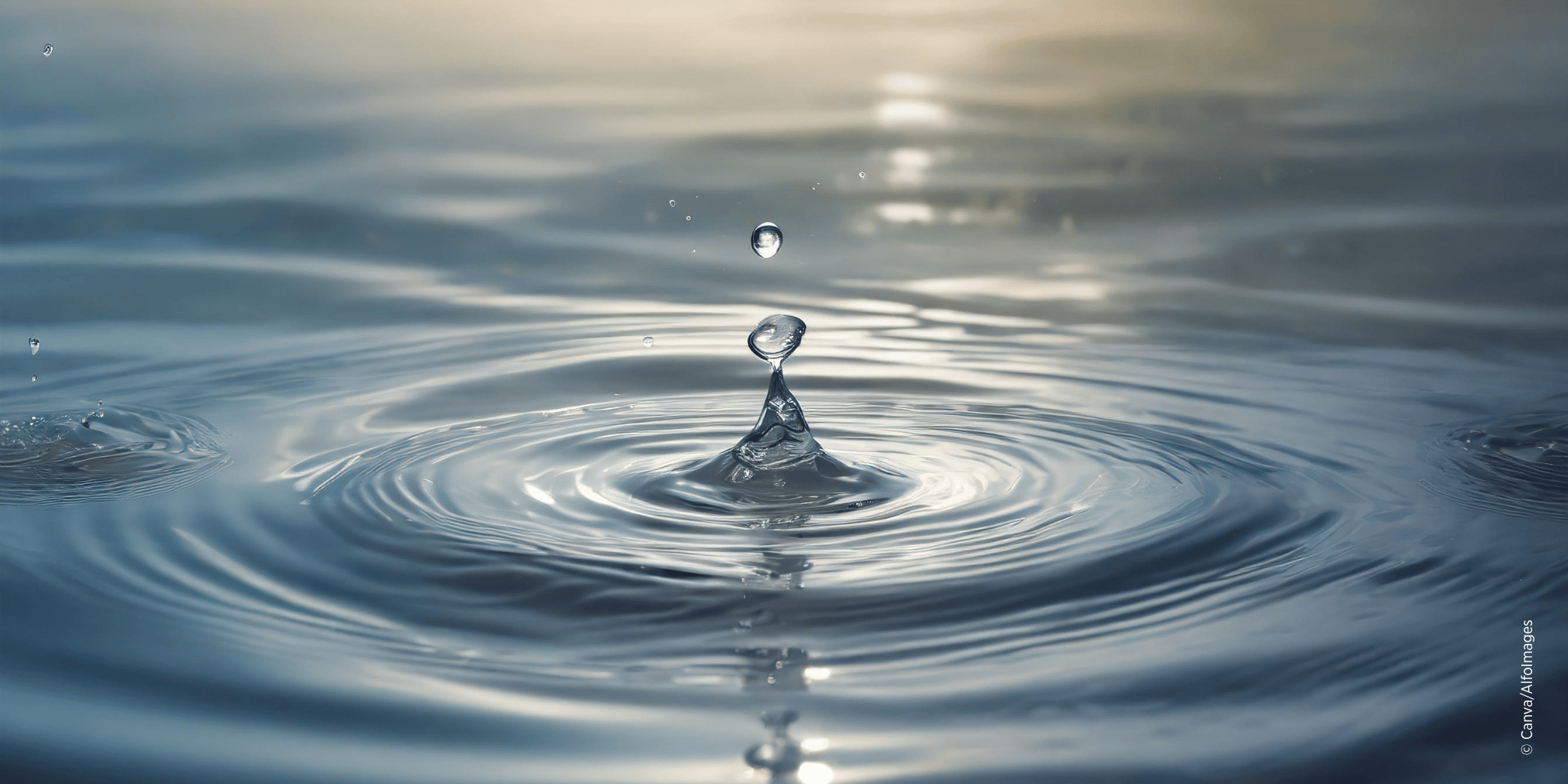 Wassertropfen auf klarem Wasser – Sinnbild für sauberes Grundwasser in der Steiermark