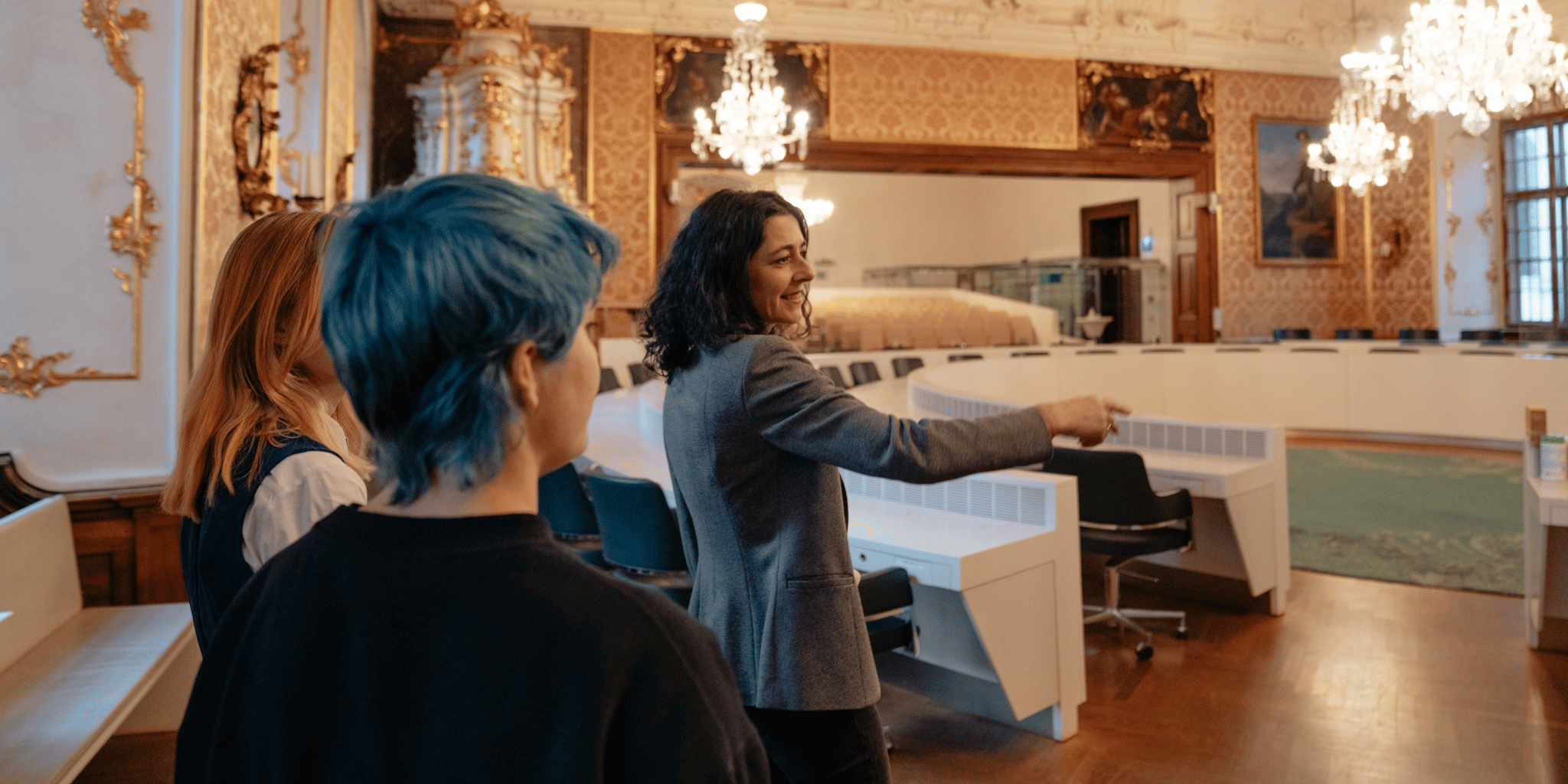 Sandra Krautwaschl mit Mädchen und jungen Frauen in der Landstube im Grazer Landhaus.