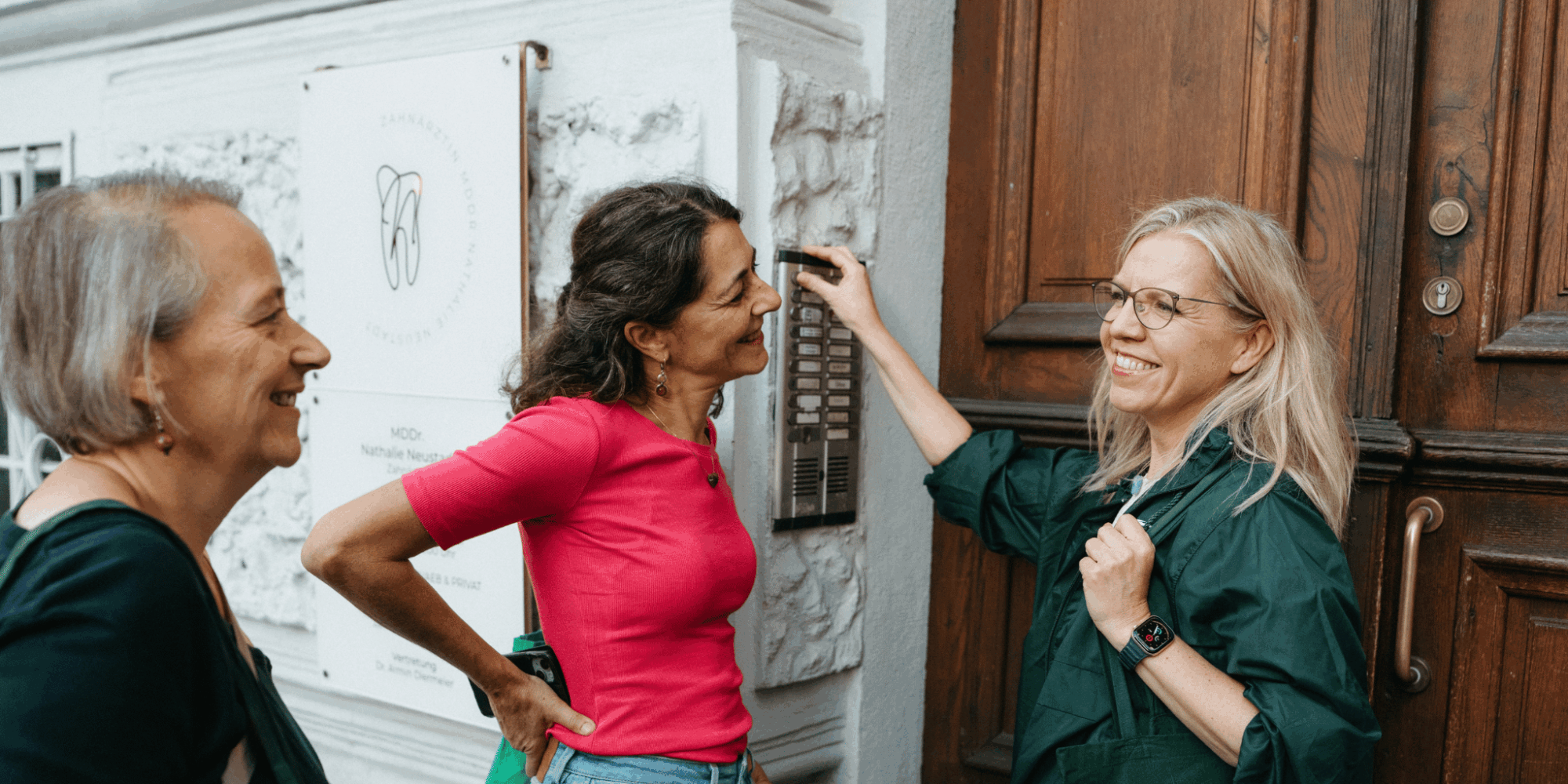Leonore Gewessler und Sandra Krautwaschl bei Haustürgesprächen in Graz