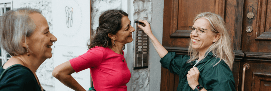 Leonore Gewessler und Sandra Krautwaschl bei Haustürgesprächen in Graz