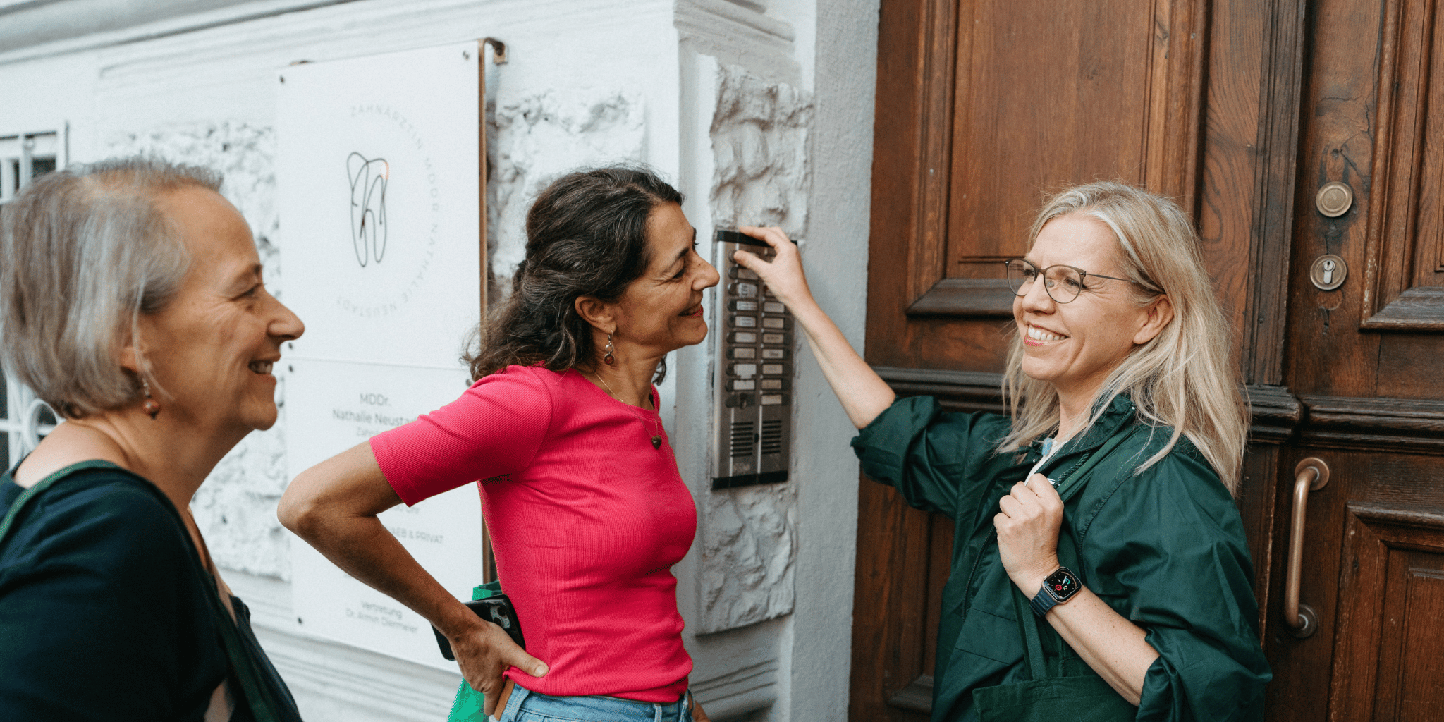 Leonore Gewessler und Sandra Krautwaschl bei Haustürgesprächen in Graz